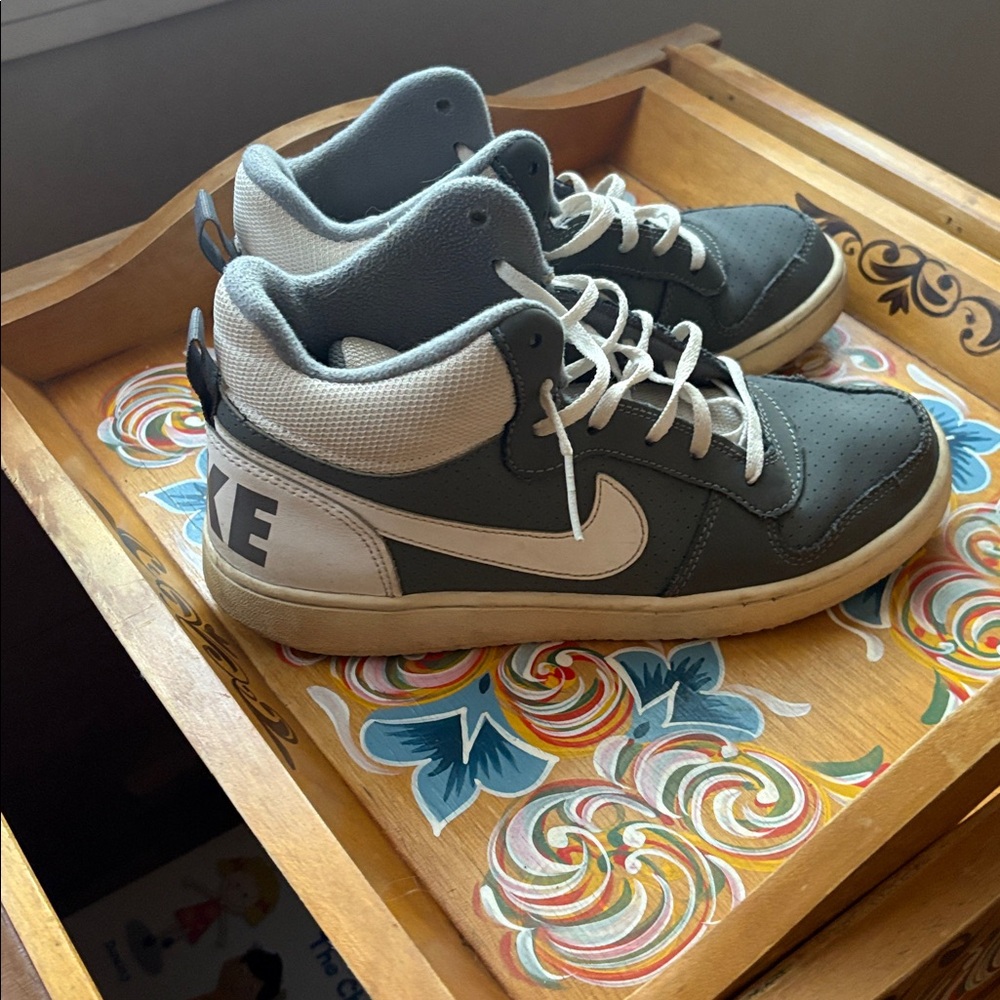 Nike High-Top Sneakers in Dark Gray and White 6Y or women’s 7.5-8 - Picture 3 of 9